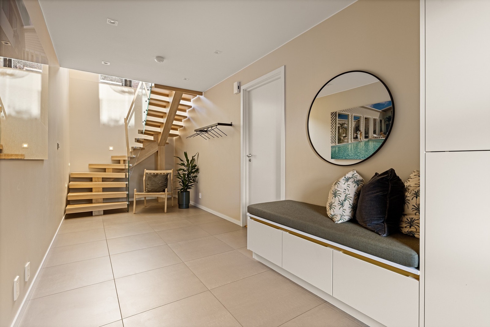 Entréen er av god størrelse og er fliselagt på gulv med underliggende gulvvarme, noe som er svært praktisk på regnværsdager! Galleribilde