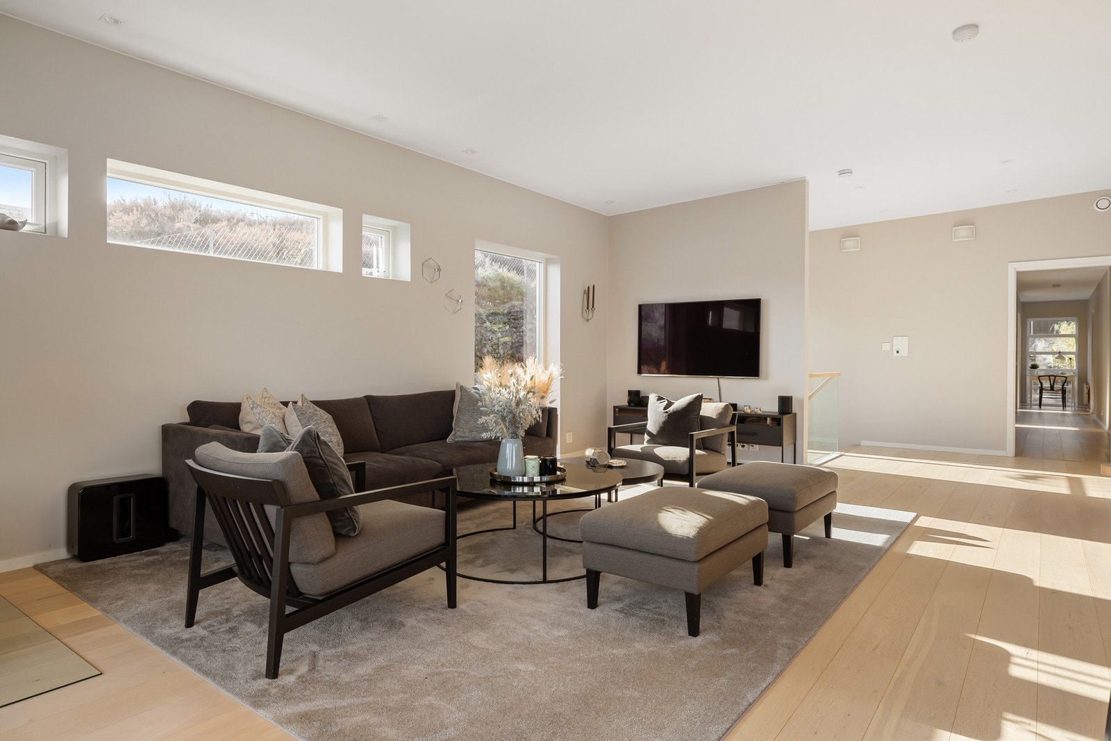 Vi beveger oss inn i stuen, som er en del av en åpen stue- og kjøkkenløsning. Galleribilde