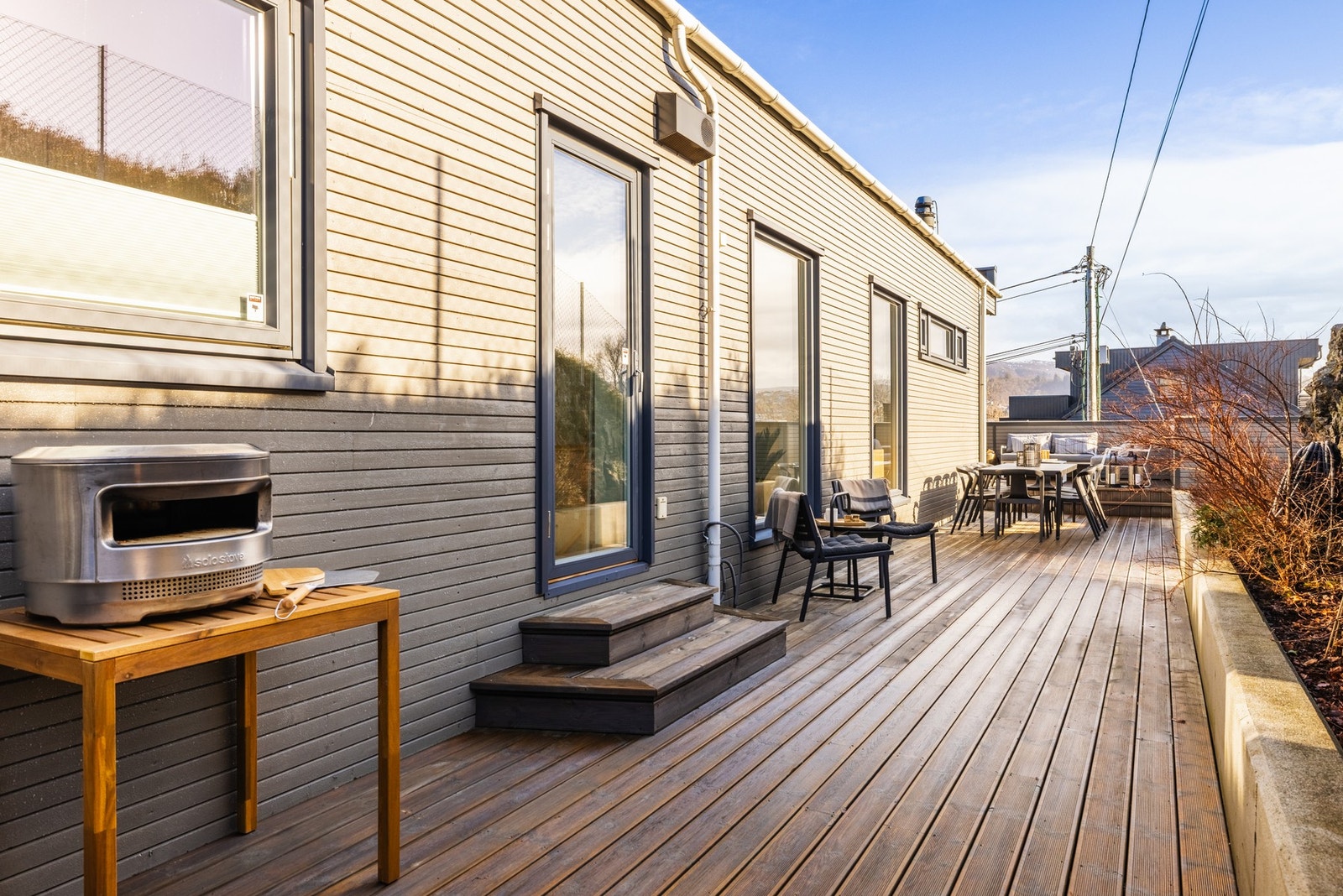 Terrassen strekker seg på baksiden av huset til en flott hage. Det er også utgang til terrassen fra vaskerommet. Galleribilde