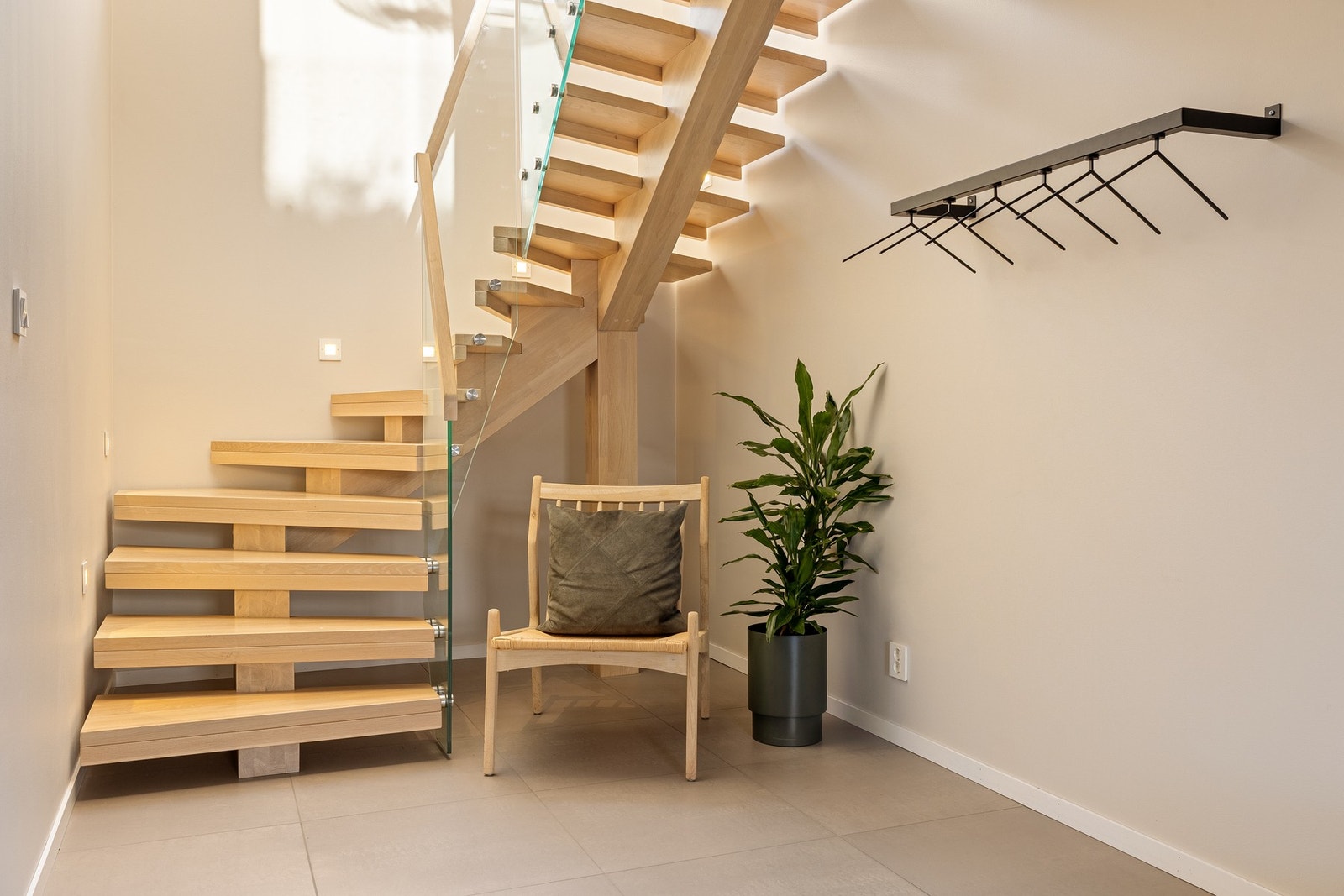 Trappen har lekre detaljer og rekkverk av glass. Galleribilde