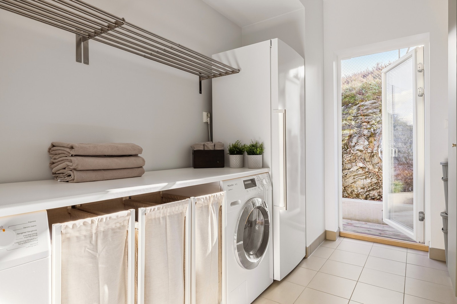 I etasjen finner vi et praktisk vaskerom med mange gode løsninger. Her er det fliselagt på gulv med underliggende gulvvarme og malte vegger. Galleribilde