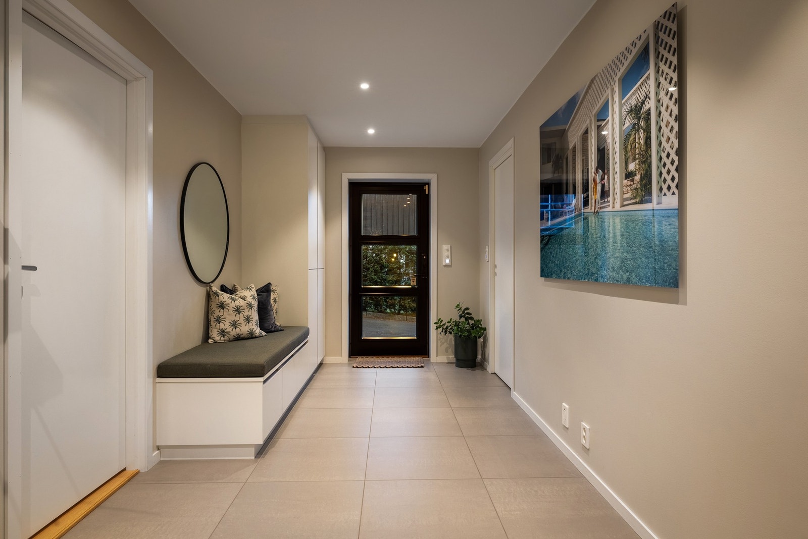 Her har man en skapinnredning med tilhørende benk for oppbevaringsplass. Galleribilde