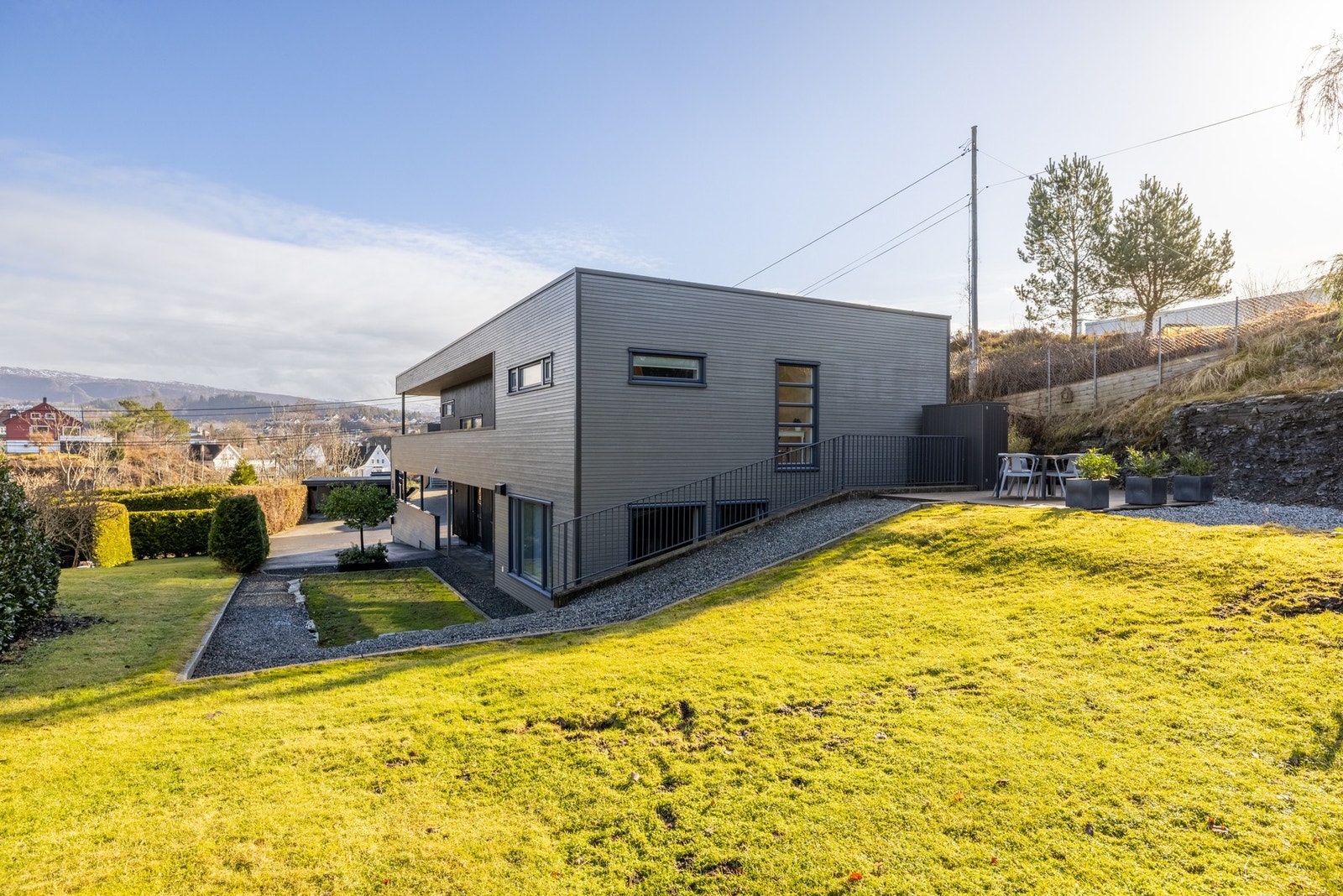 Den store hagen har god plass både til store, små og firbeinte. Galleribilde