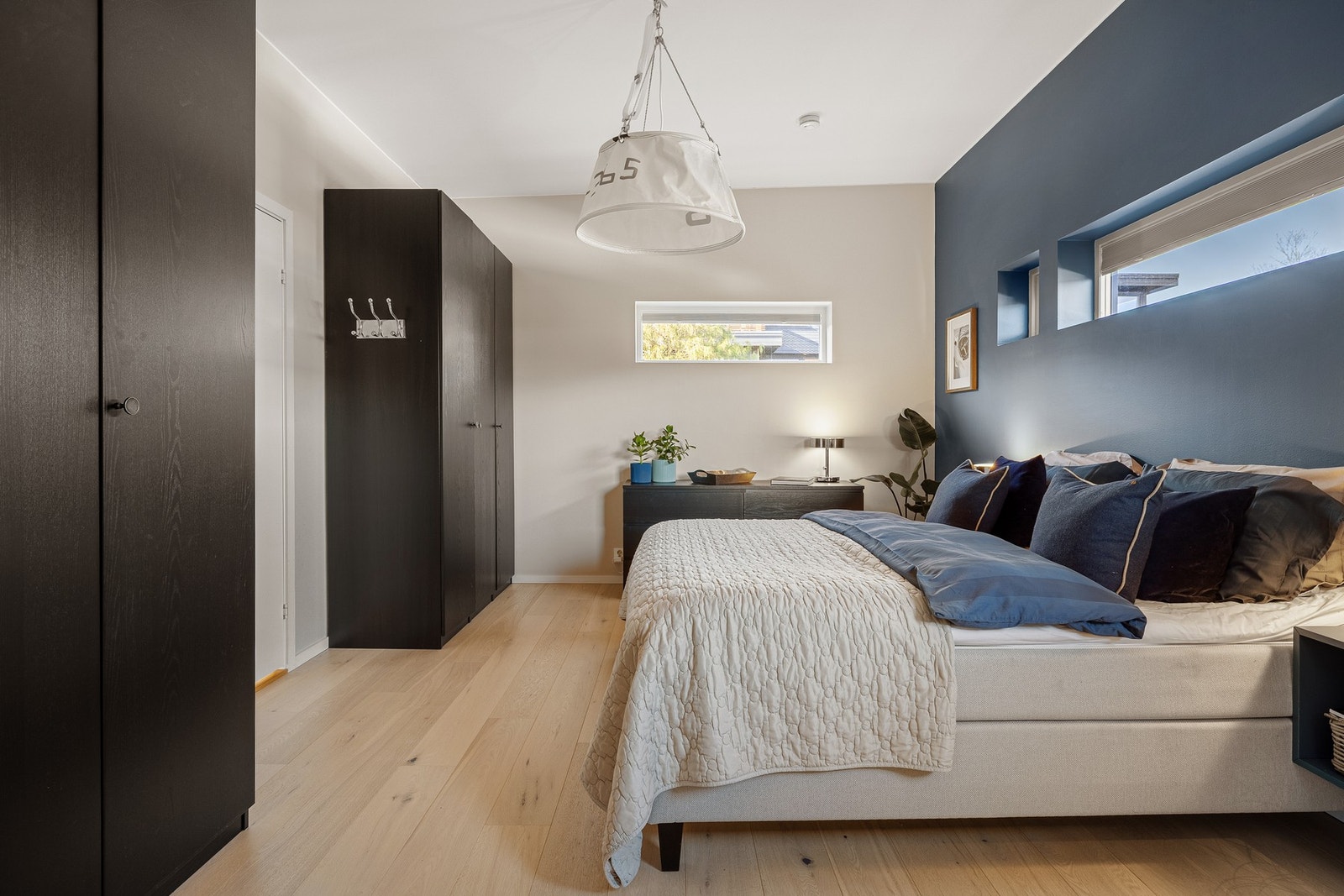 Denne etasjen har også et romslig hovedsoverom med eget bad. Galleribilde