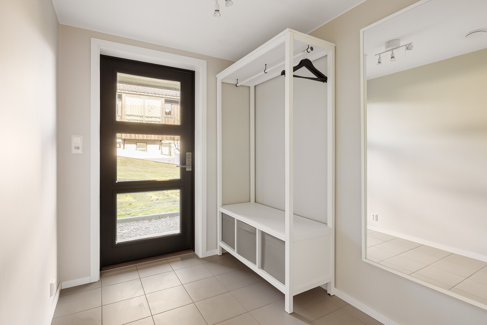 Hybelen har en egen inngang og består av entré, stue/kjøkken, bad, soverom og innvendig bod. Galleribilde