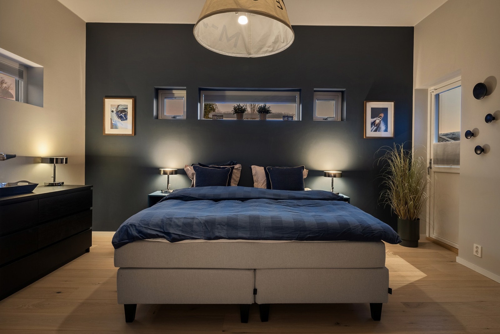 Soverommet har god plass til en stor seng med nattbord på hver side. Galleribilde