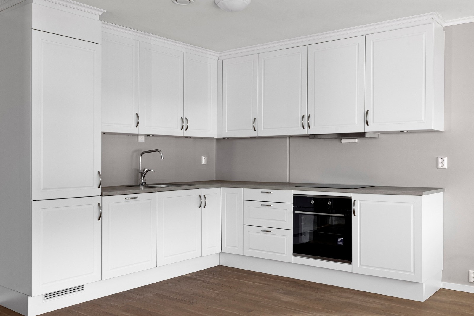 Moderne og stilrent kjøkken med lyse fronter som gir et rent og elegant uttrykk. Galleribilde