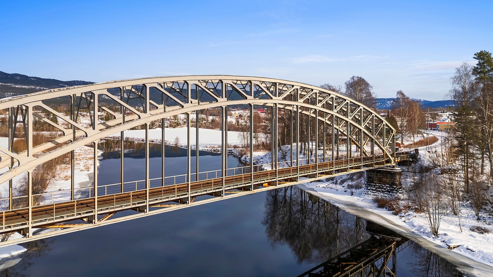 Gvarv bru som krysser Gvarvelva sentralt på Gvarv. Galleribilde