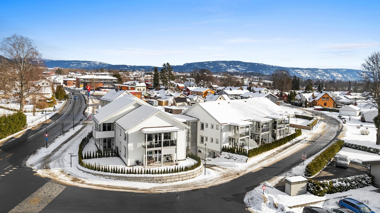 Sentral og attraktiv beliggenhet midt i Gvarv sentrum, med gangavstand til butikker, kaféer, servicetilbud og flotte tur mulighter. Galleribilde
