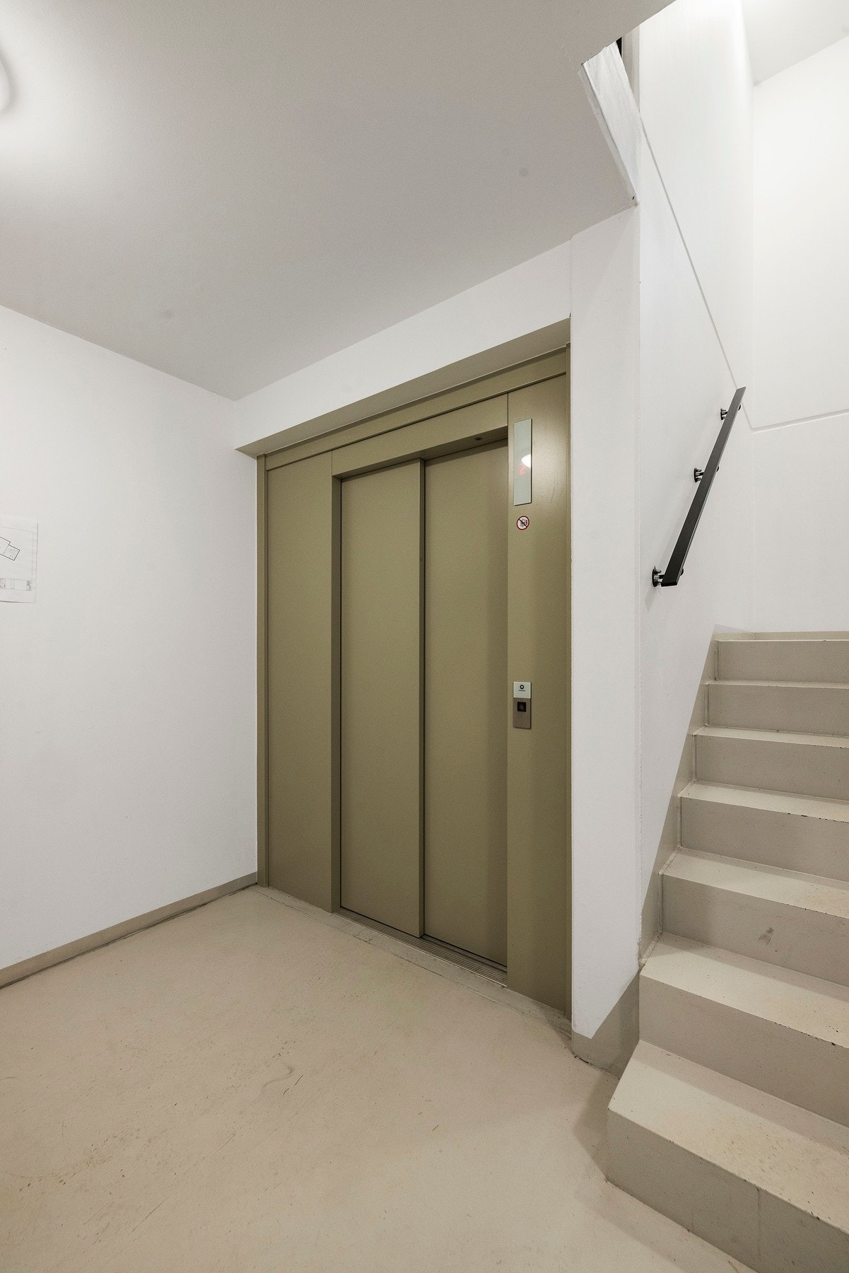 Tilrettelagt heis fra garasje og opp til leiligheten, som gir enkel og praktisk adkomst. Galleribilde