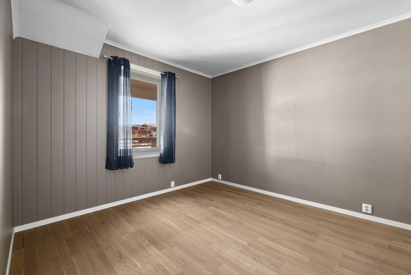 Lyst og rolig hovedsoverom med vindu og gode møbleringsmuligheter. Galleribilde