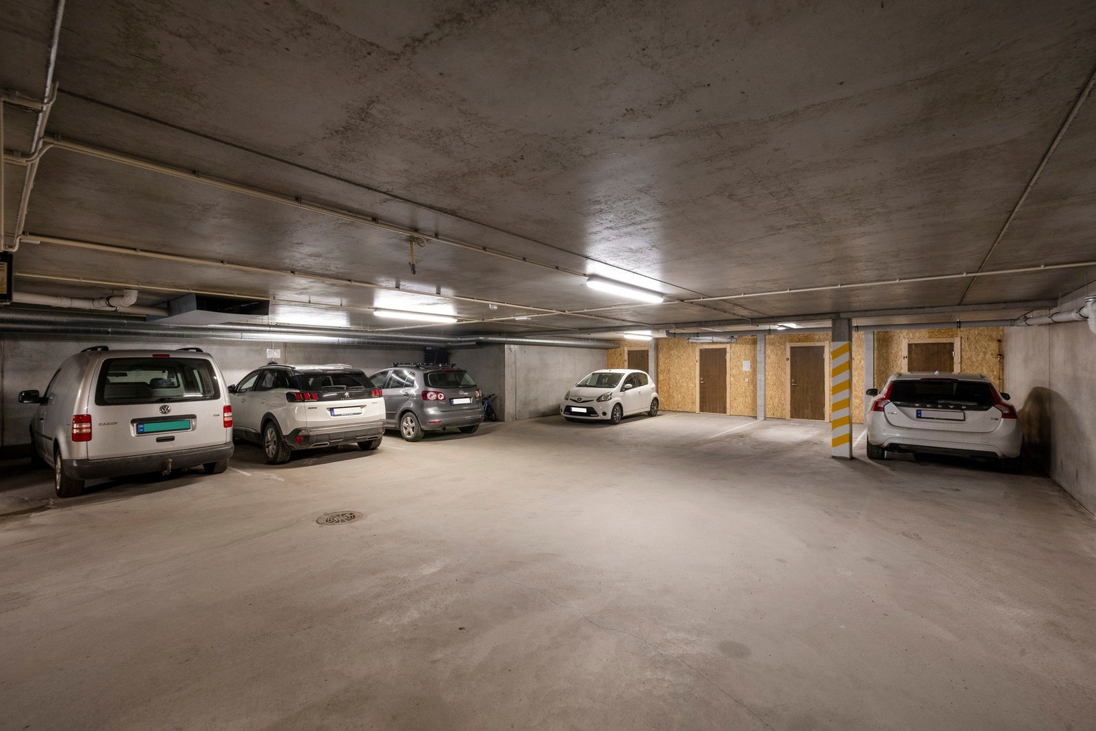 Garasje med god plass. Galleribilde