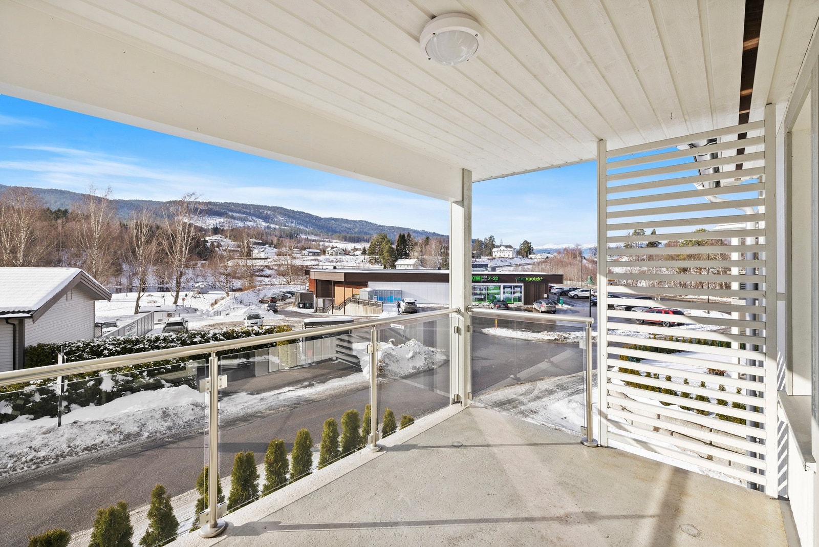 Romslig balkong med gode solforhold og flott utsikt over nærområdet. Galleribilde