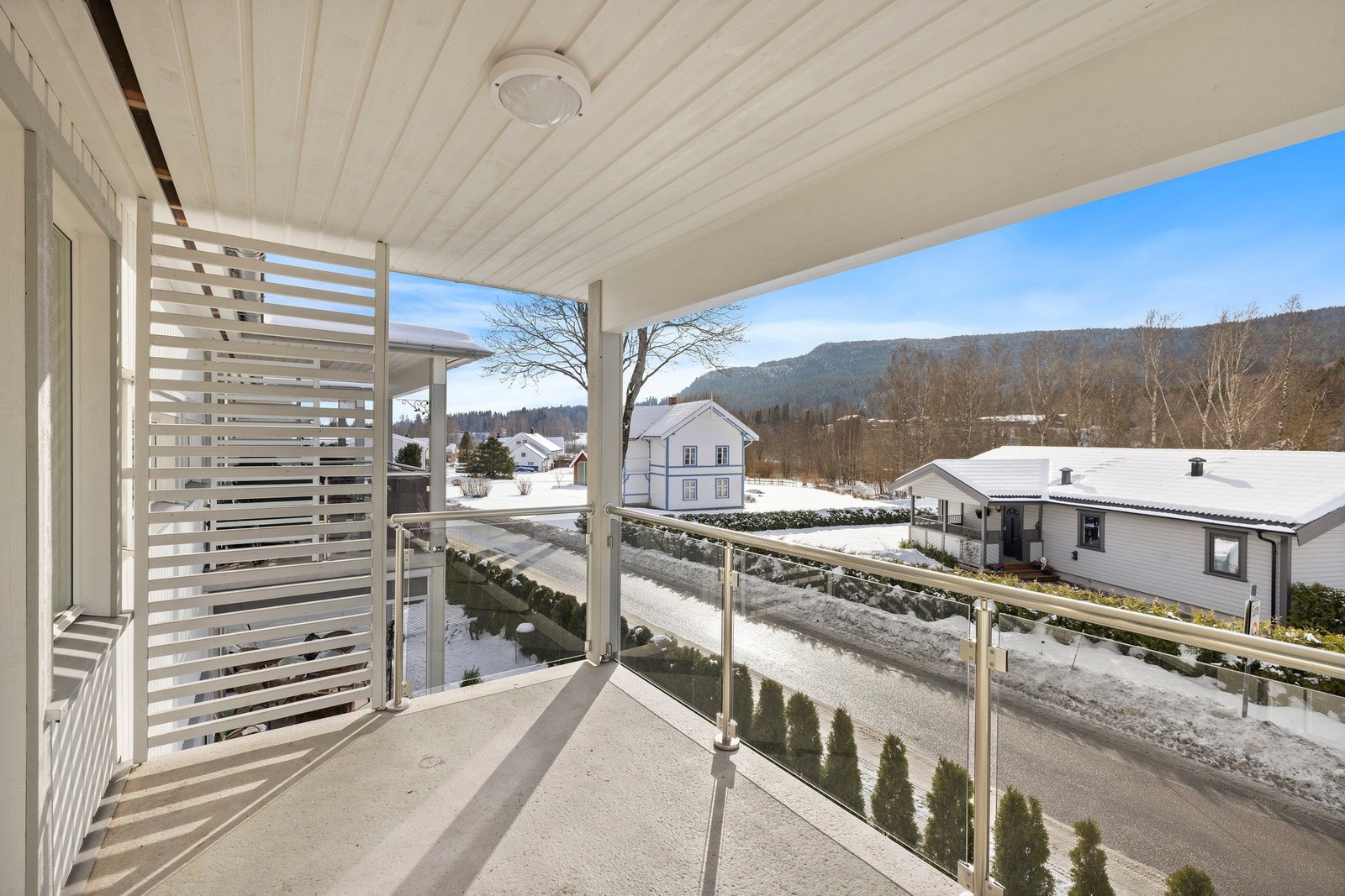 Overbygd med god plass til utemøbler og hyggelige stunder utendørs. Galleribilde