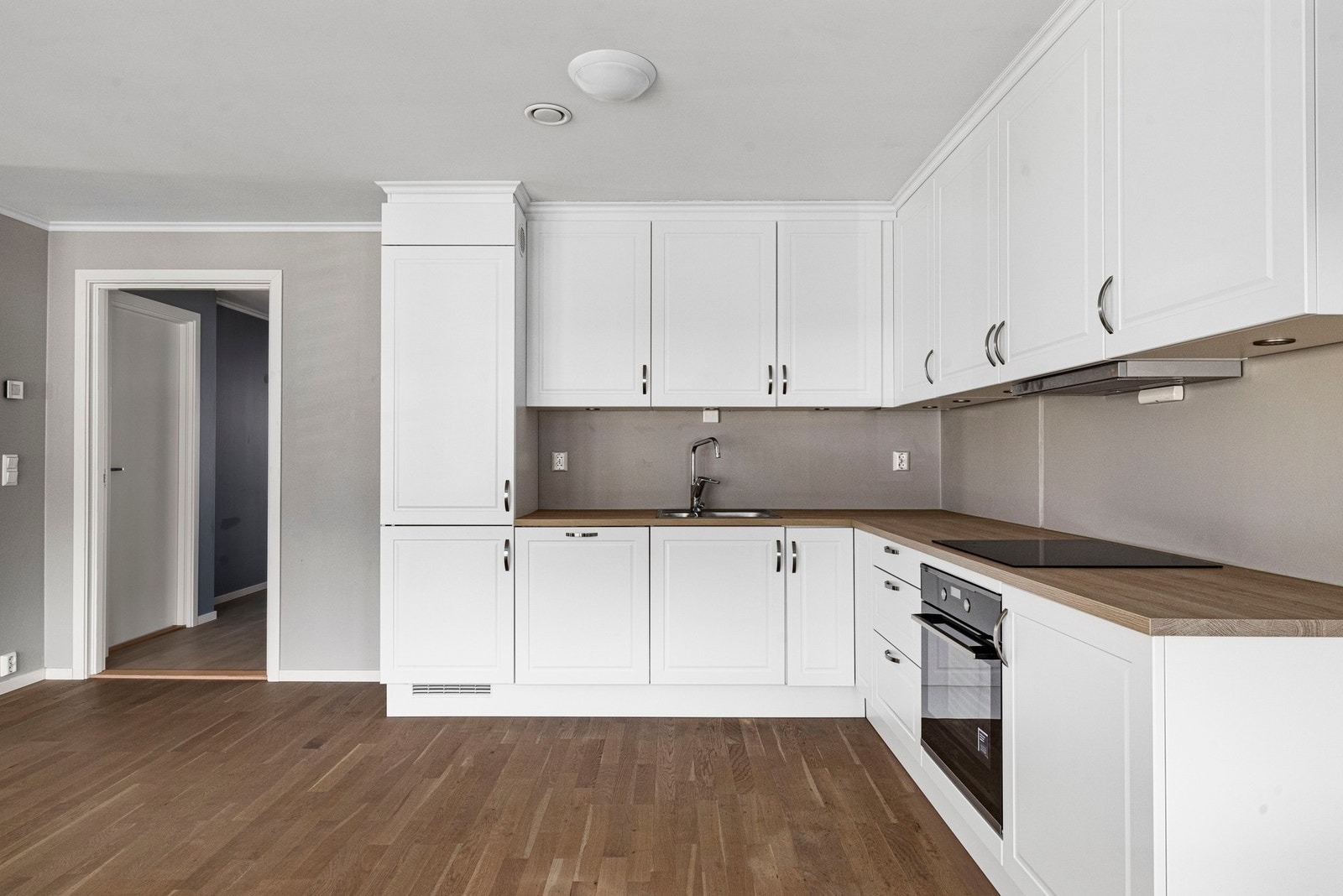 Kjøkkenet er utstyrt med en trebenkeplate som gir rommet et varmt og naturlig preg. Galleribilde