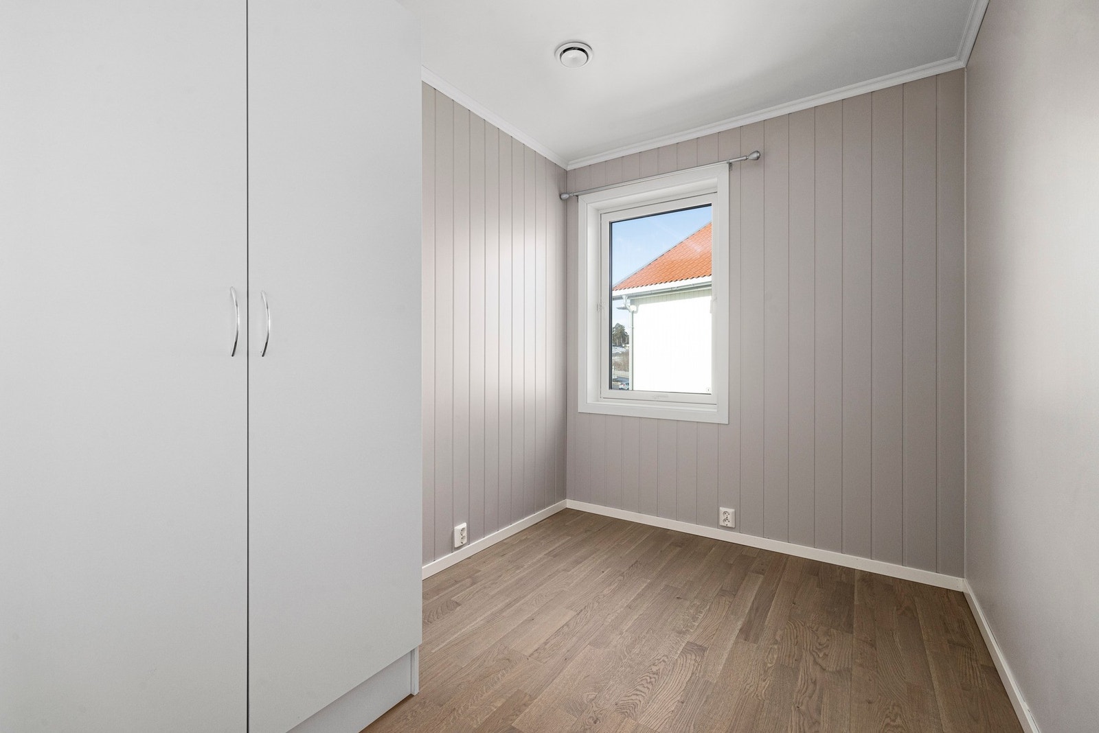 Praktisk og romslig soverom - perfekt som barnerom, gjesterom eller hjemmekontor, med plass til seng og oppbevaring. Galleribilde