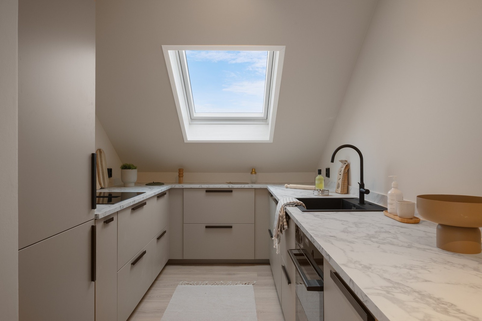 Kjøkkeninnredningen og de integrerte hvitevarer er ny fra 2026. Galleribilde