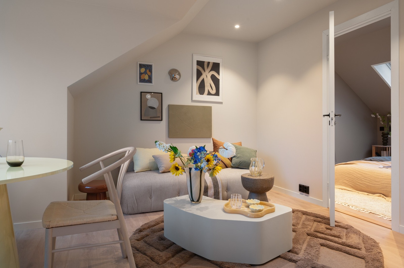 Rommet kan innredes med sofagruppe og mediemøblement. Galleribilde