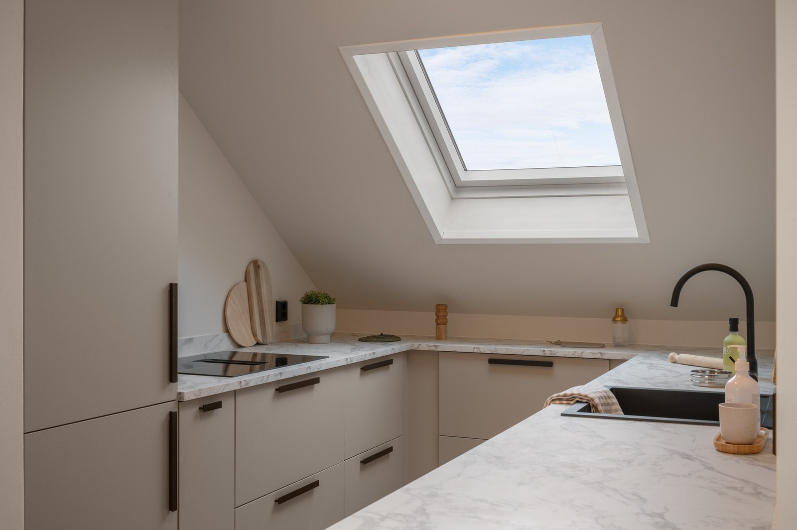 Kjøkkeninnredningen består av slette fronter, laminat benkeplate, over benkeplaten er det benyttet laminatplate, oppvaskkum og ventilator (kullfilter) Galleribilde