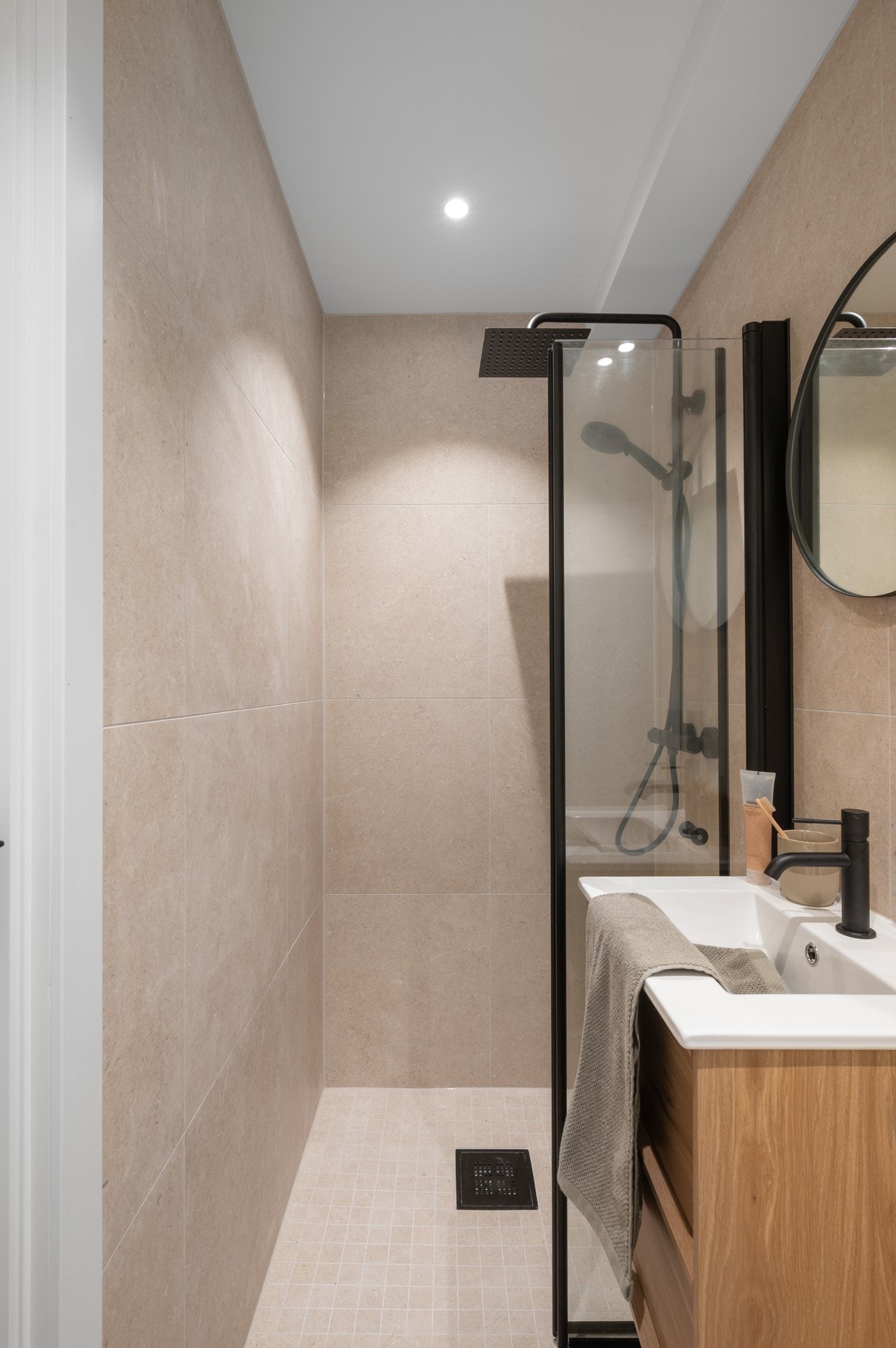 Rommet måler 4,7 m² og er helfliset med varmekabler i gulvet. Galleribilde