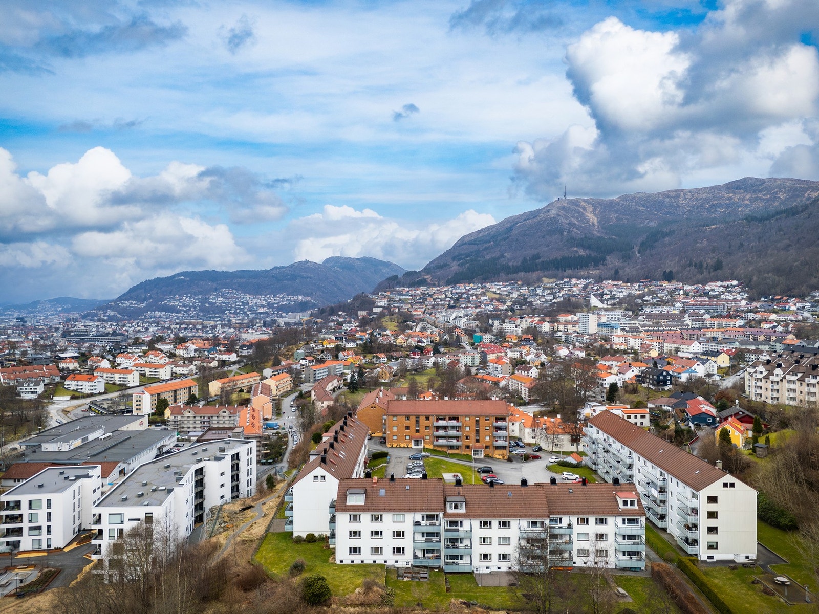 Leiligheten ligger i et særdeles populært og rolig område, nær bybanestopp, kjøpesenter, butikker og med fine uteområder i nærheten. Galleribilde
