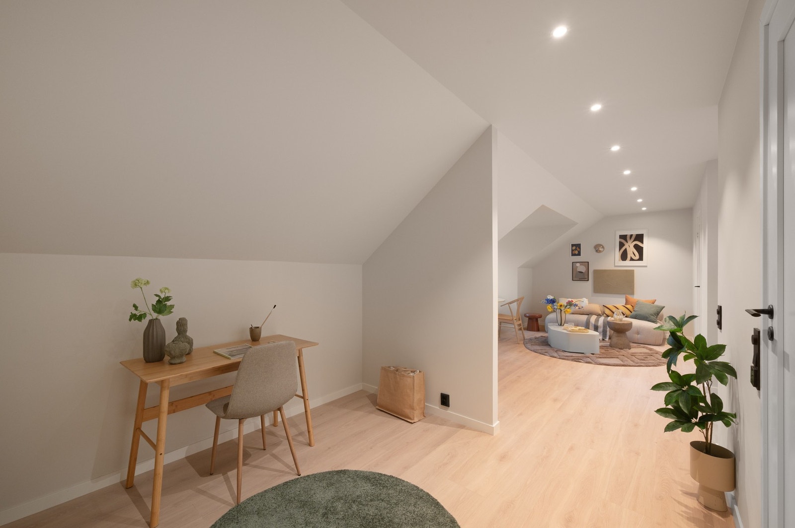 Leiligheten har blitt oppgradert i 2026 med blant annet montert nye innerdører og listverk og oppgradert vegg og himlingsflater, samt montert spotter. Galleribilde