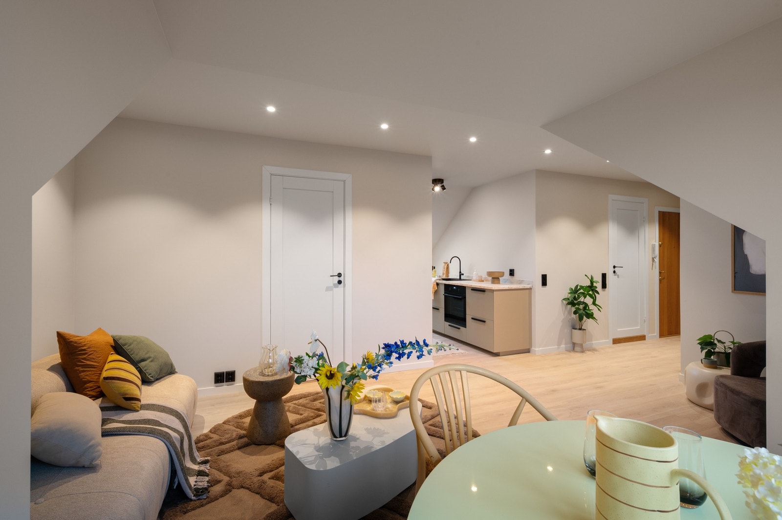 Rommet måler 24,3 m² og har en praktisk planløsning. Galleribilde