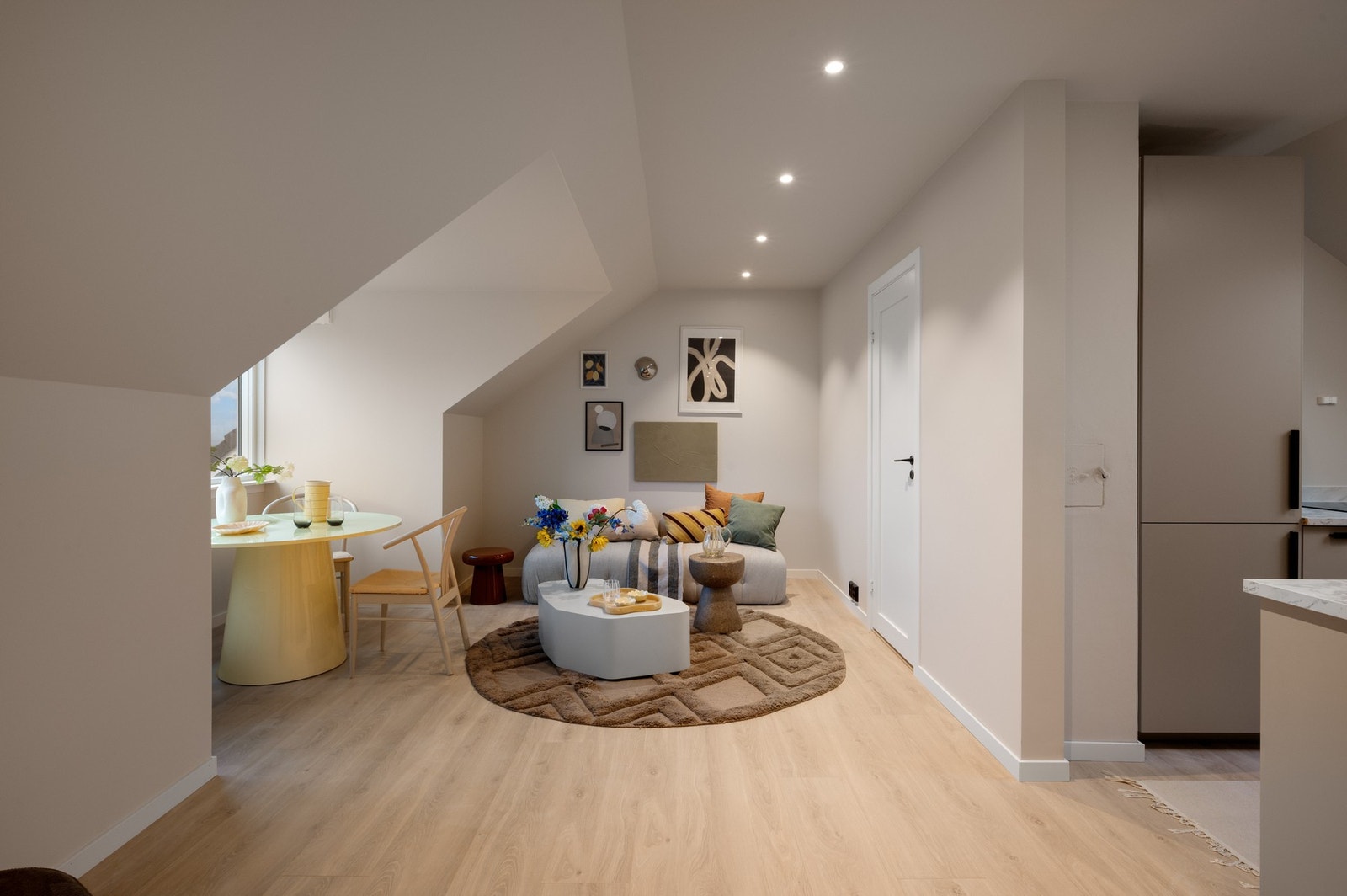 Det er lagt et pent laminatgulv i 2026. Galleribilde