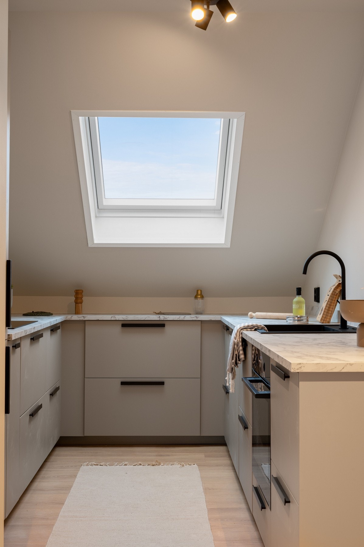 Kjøkkenet har godt med arbeids- og oppbevaringsplass. Galleribilde