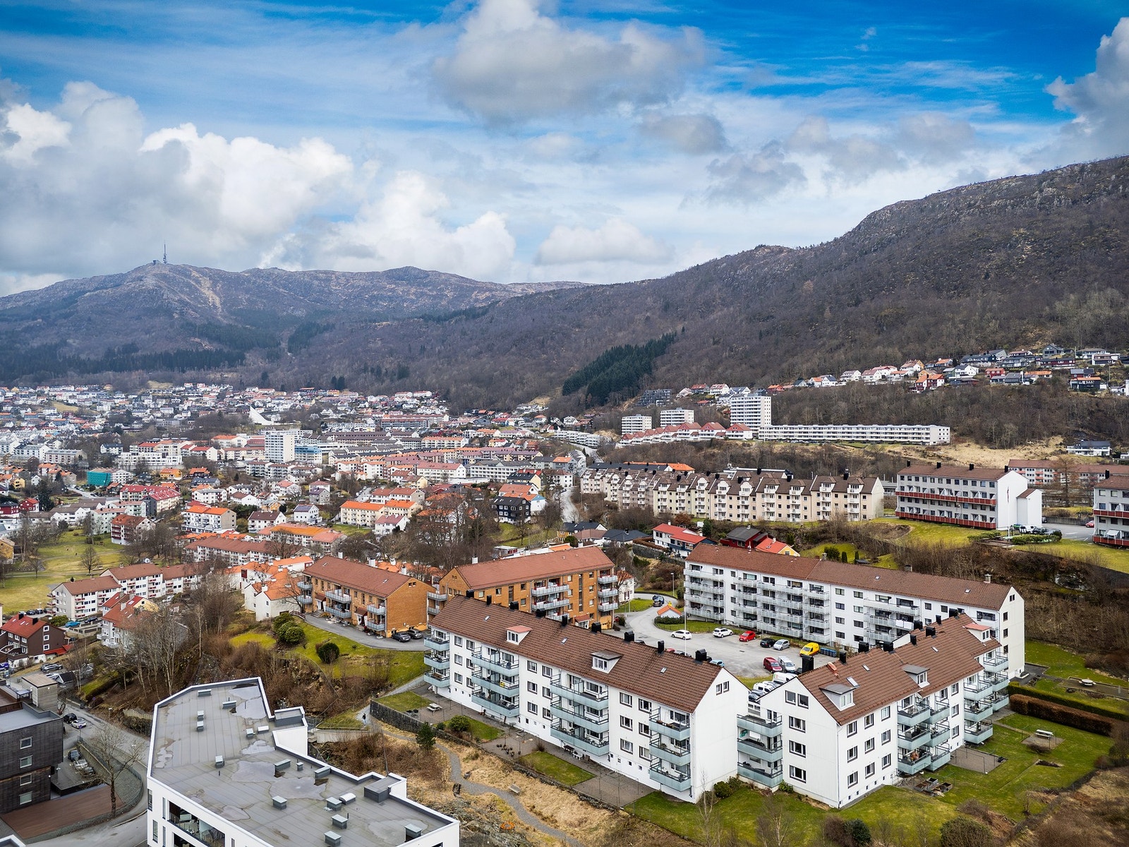 Leiligheten ligger i et særdeles populært og rolig område, nær bybanestopp, kjøpesenter, butikker og med fine uteområder i nærheten. Galleribilde