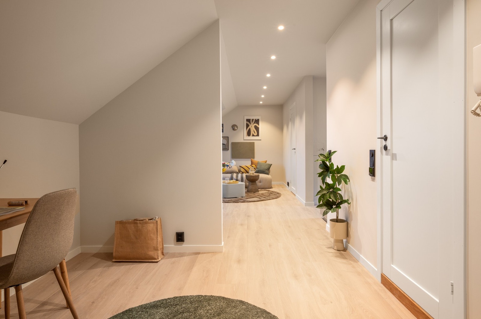 Førsteinntrykket er en lys og romslig entré på 8,8 m². Galleribilde