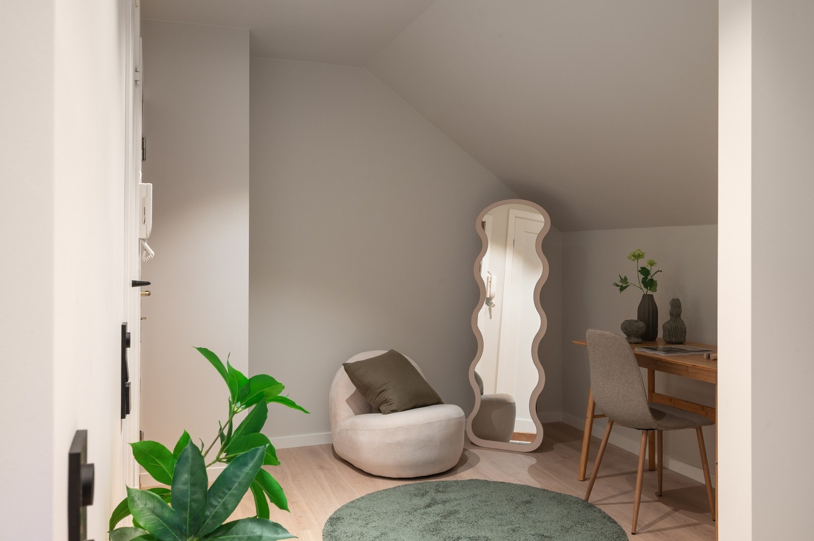 Her er det gode muligheter for oppbevaring av yttertøy og sko. Galleribilde