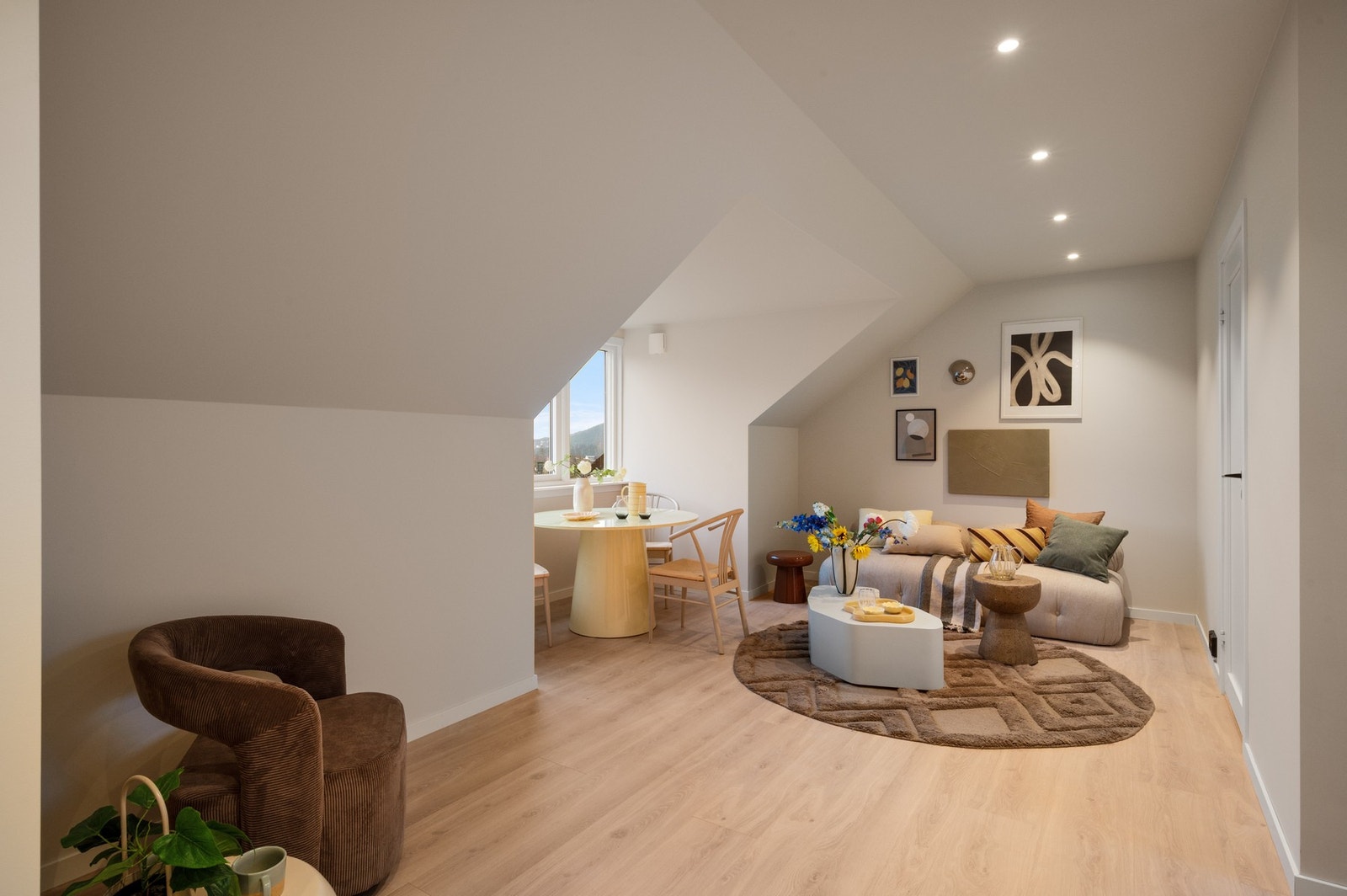 Videre inn i leiligheten møter du hjerterommet - den åpne stue/kjøkkenløsningen. Galleribilde