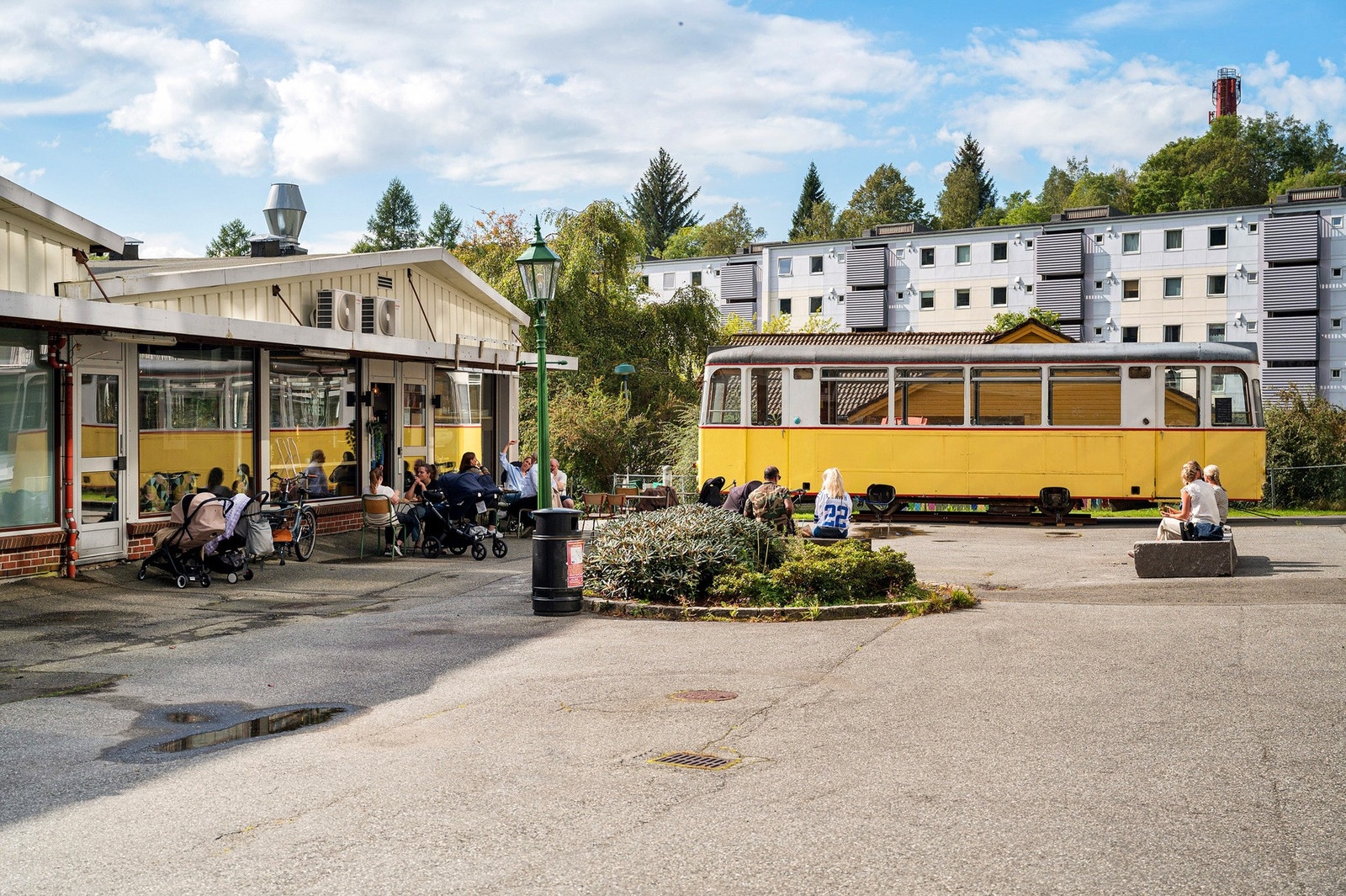Kun 4 minutters gange unna boligen har du Sletten senter med MENY, Baker Brun, Vinmonopol og andre servicetilbud. Galleribilde