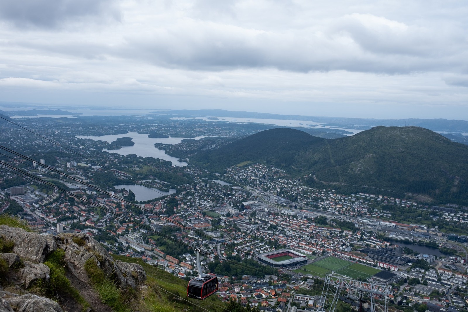 For den aktive finnes det flerfoldige muligheter - stien til foten av Ulriken går ikke langt i fra leiligheten, og en god tur senere er man 643 meter over havet med utsikt over Bergen. Galleribilde