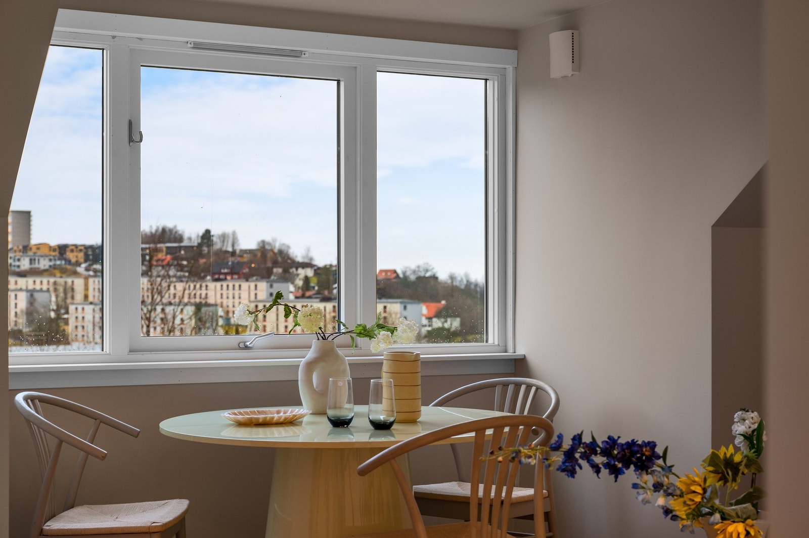 Her har du plass til en hyggelig spisegruppe. Galleribilde