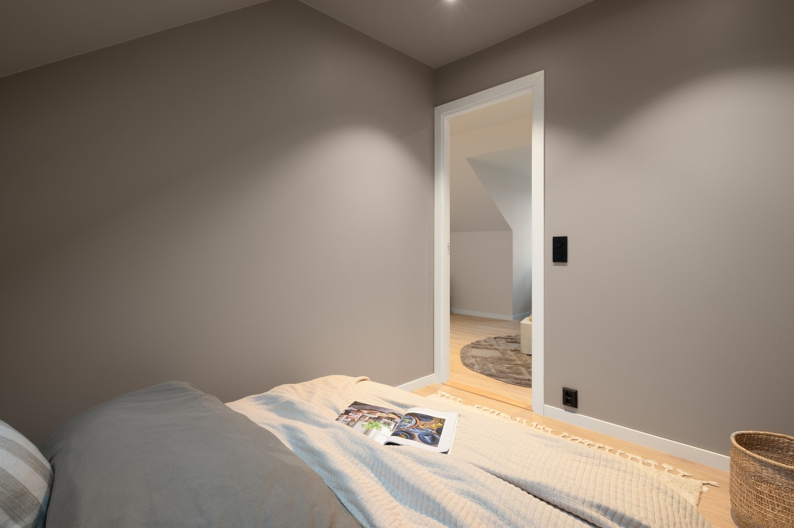 Det benyttet en lun fargepalett for å skape en behagelig soveromsatmosfære. Galleribilde