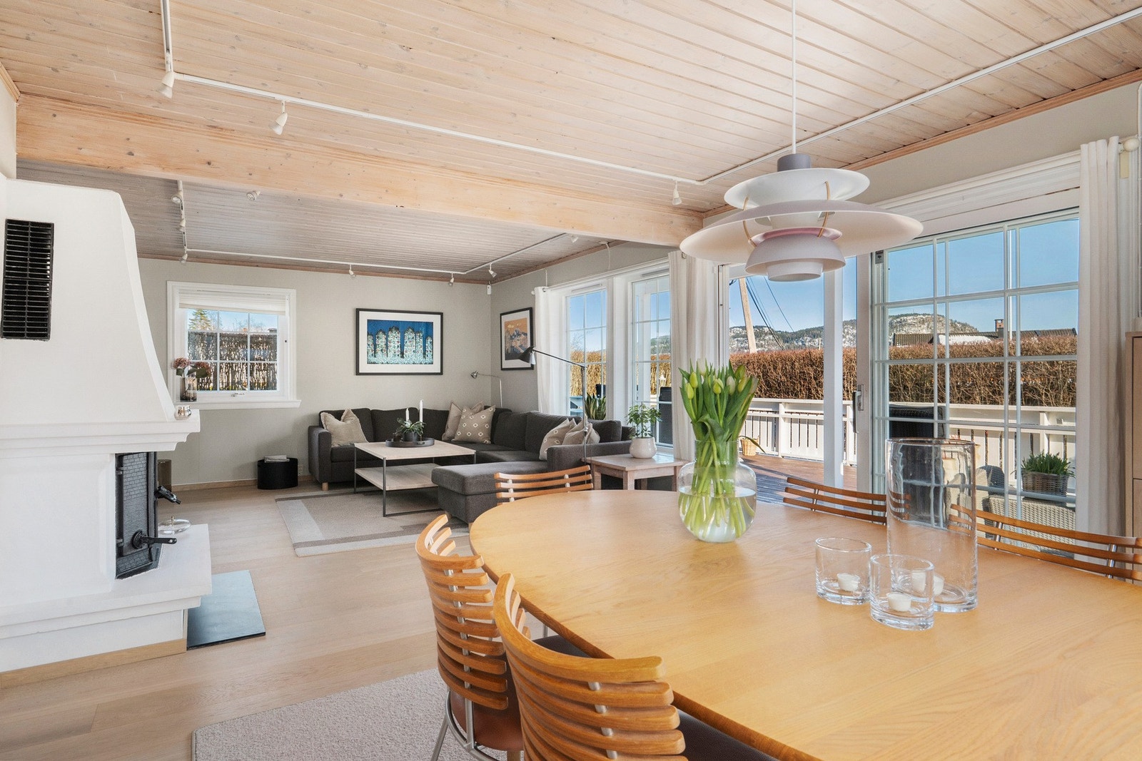 Boligen har store sosiale oppholdsrom med gode innredningsmuliigheter Galleribilde