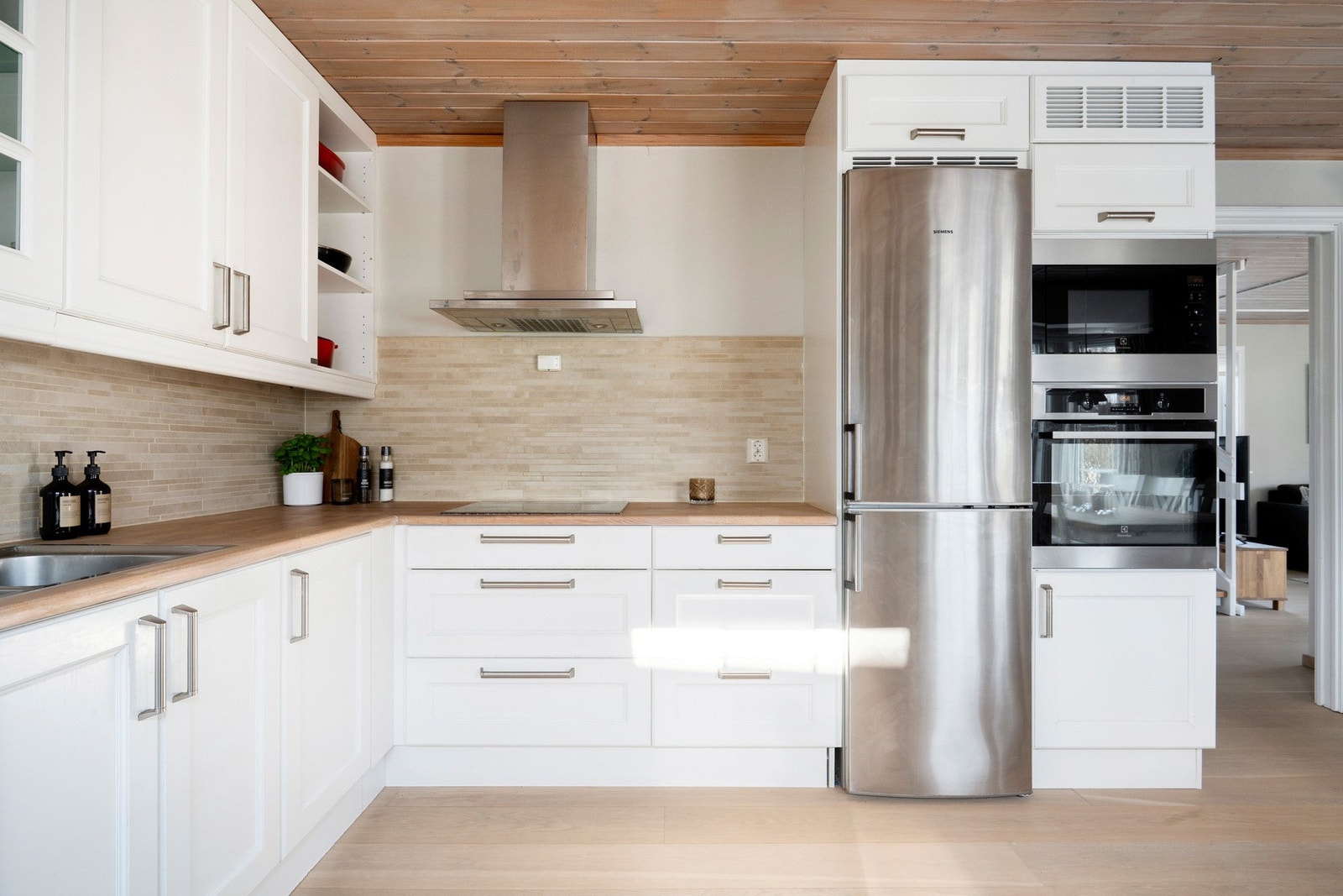 Godt med skap- og benkeplass bidrar til et funksjonelt og arbeidsvennlig kjøkken Galleribilde