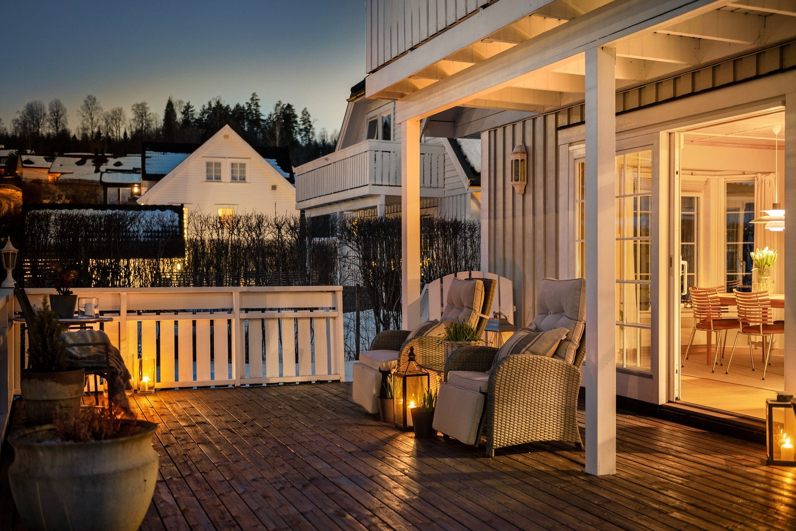 Fra stuen har du direkte adkomst til boligens romslige terrasse Galleribilde