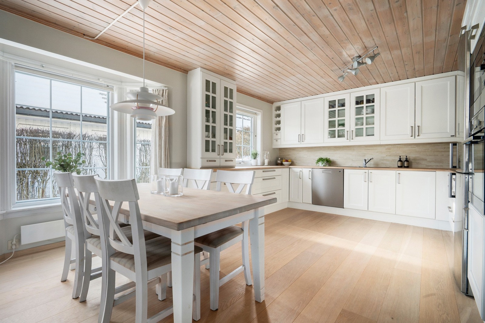 Boligen har et pent kjøkken med ny Huseby kjøkkeninnredning fra 2012 og benkeplate av tre Galleribilde