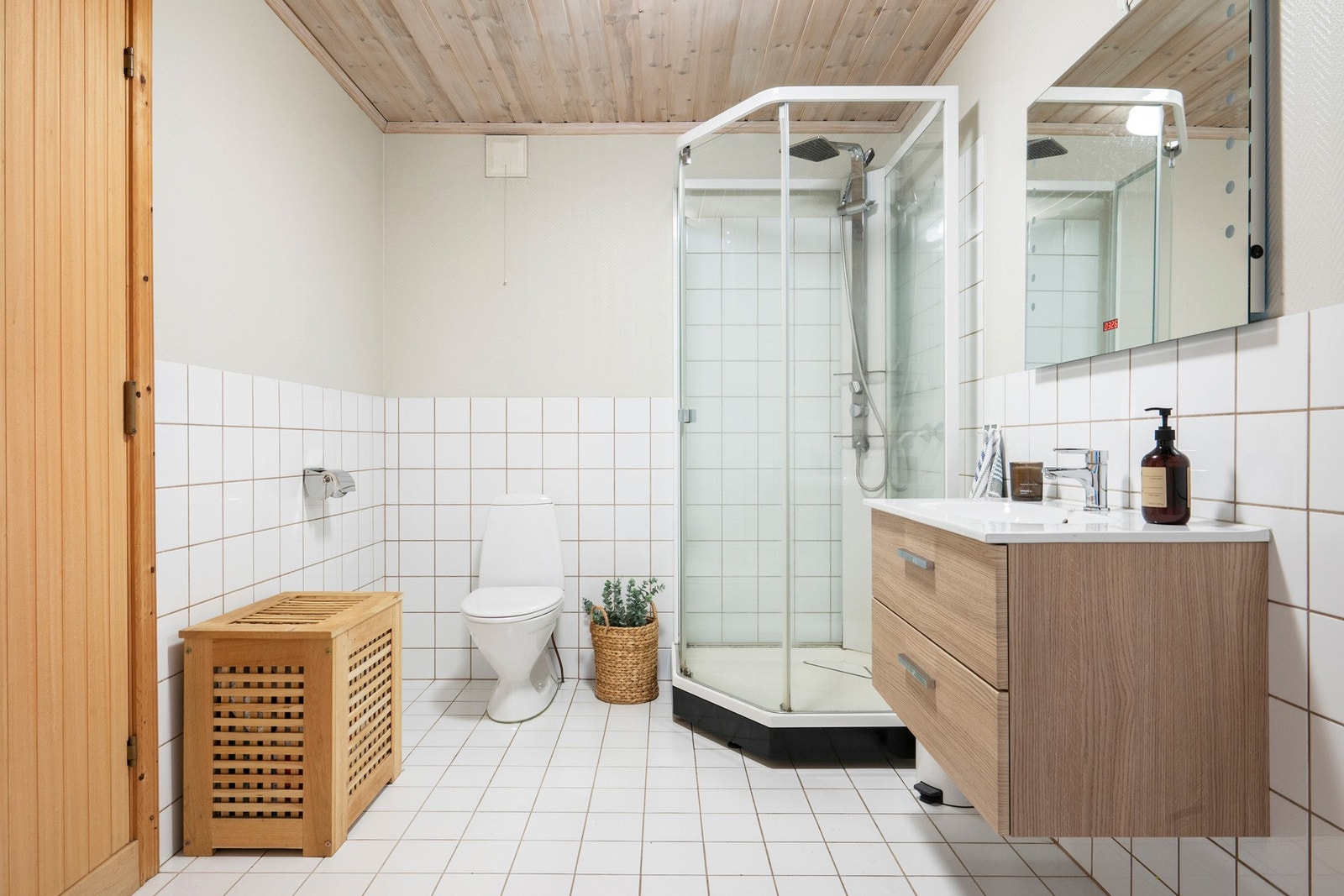 Etasjen har videre et stort bad med delvis flislagte vegger og flislagt gulv med varme Galleribilde