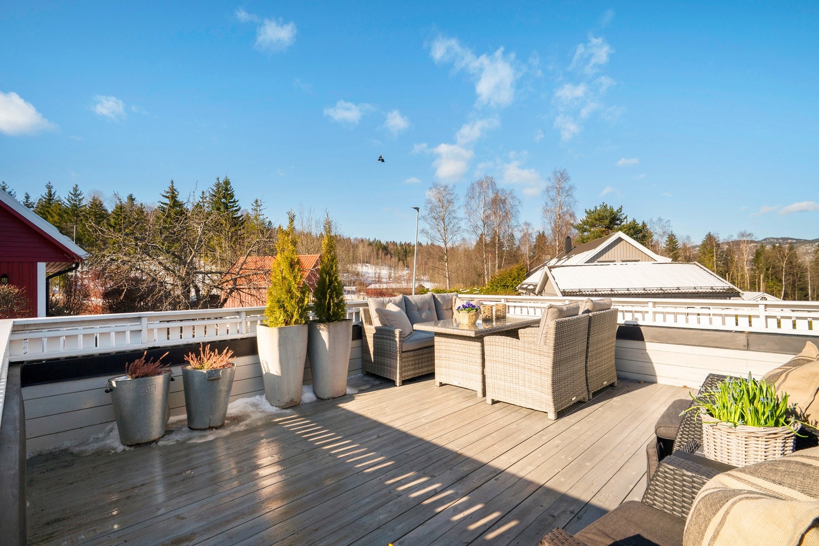 Her er det god plass til sofagruppe, grill og annet ønsket utemøblement Galleribilde