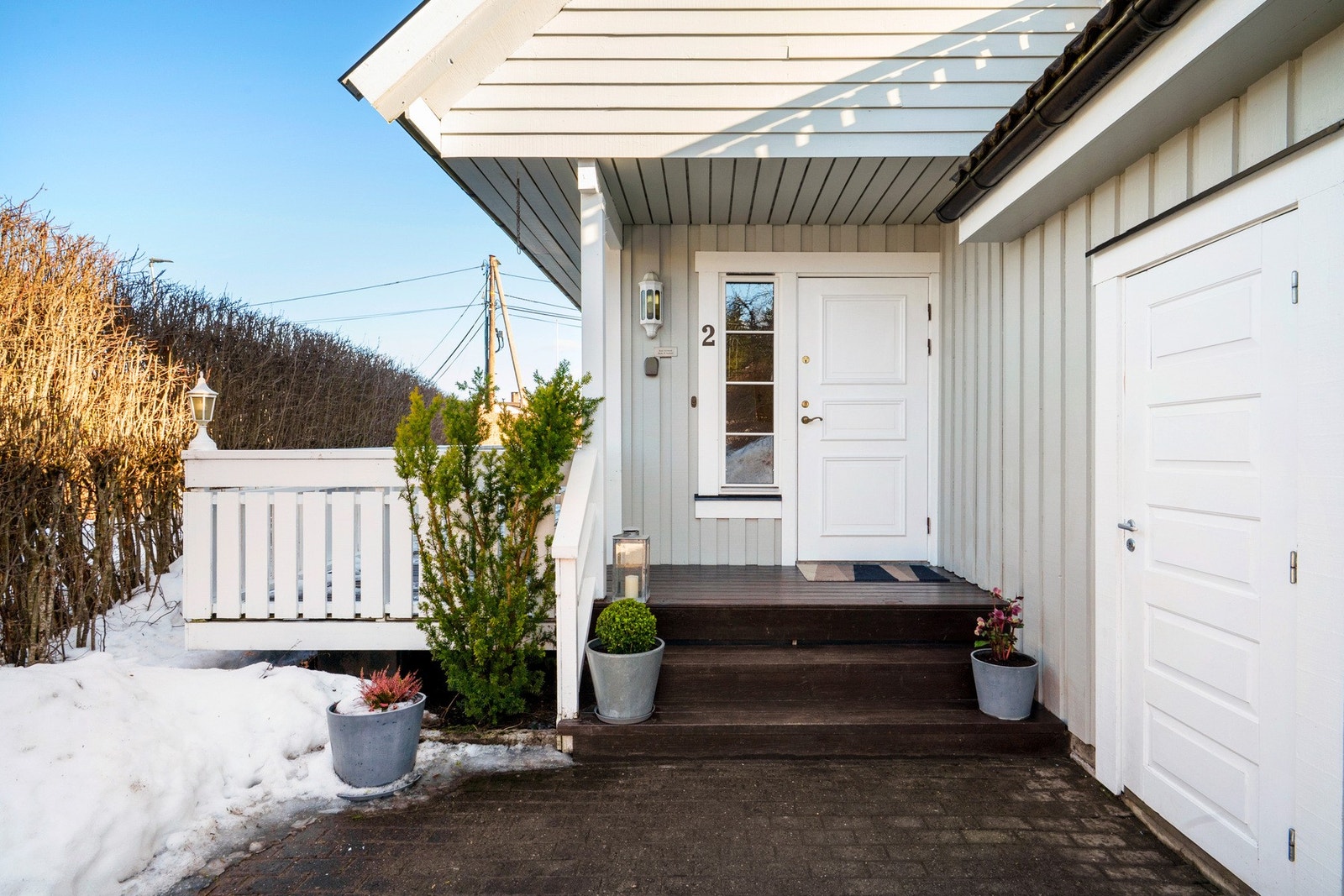 Boligen har et pent opparbeidet inngangsparti som gir et godt førsteinntrykk av boligen Galleribilde