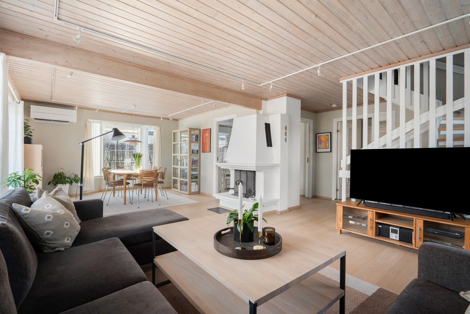 Dette er en stor og flott enebolig som går over tre plan med sosial og effektiv planløsning Galleribilde