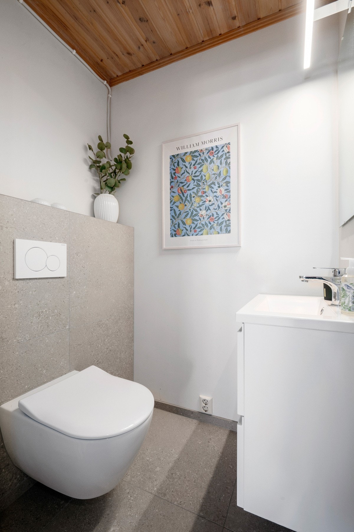 Videre inn i boligens 1. etasje finner du også et praktisk toalettrom som ble oppgradert i 2023 med flislagte gulv med varme Galleribilde