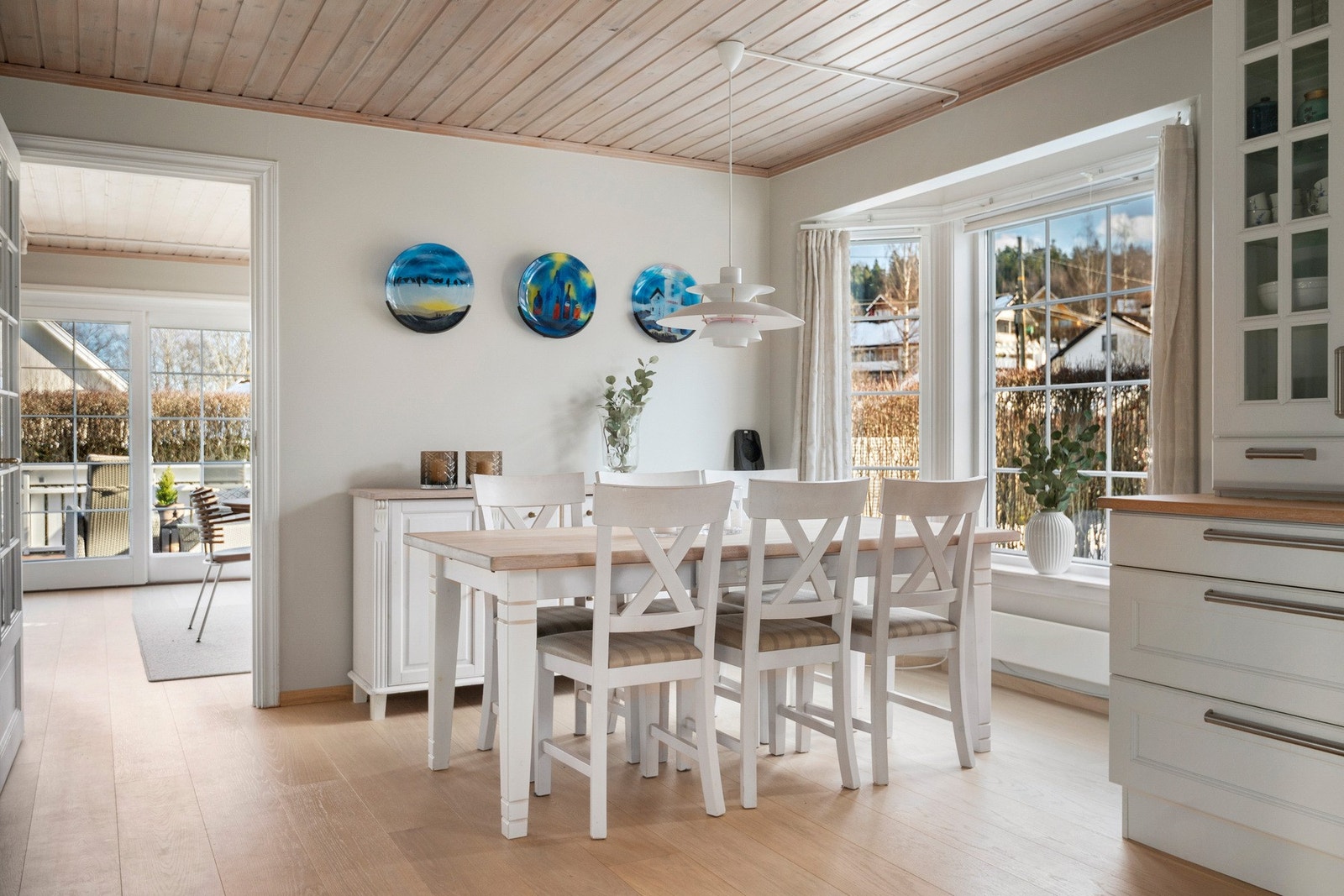 I tilknytnning til kjøkkenet er det god plas til langbord eller annen ønsket spisegruppe med plass til hele familien! Galleribilde