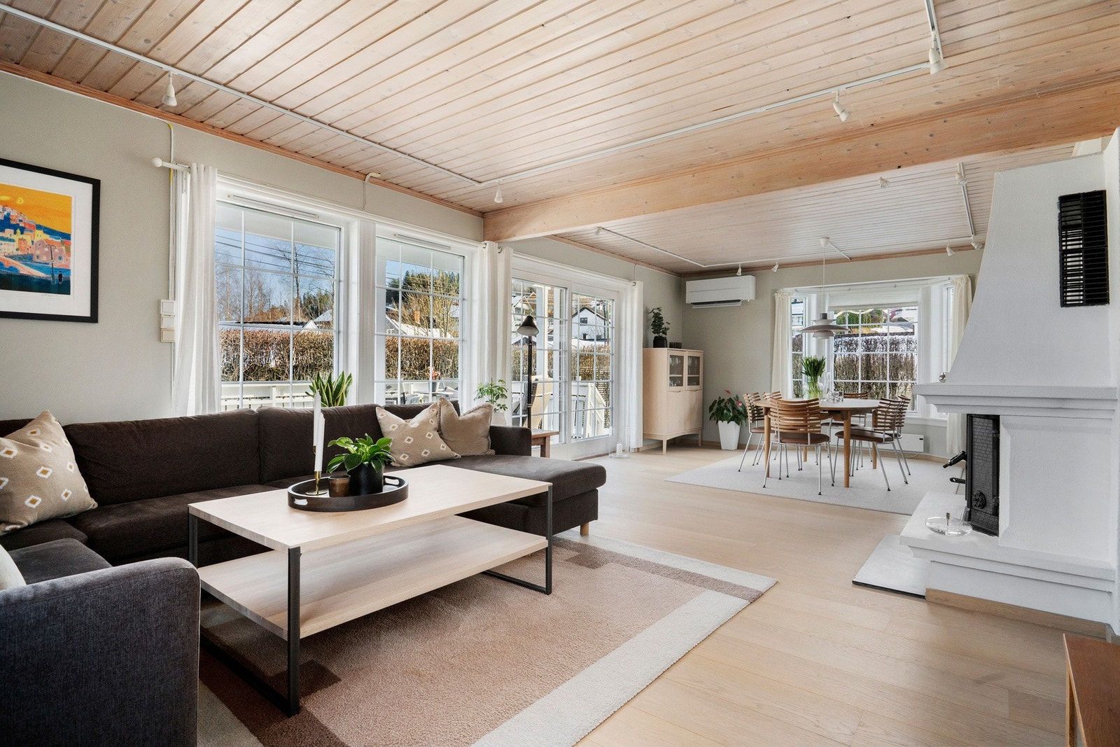 Store vindusflater sørger for rikelig med naturlig lysinnslipp inn i de sosiale sonene Galleribilde