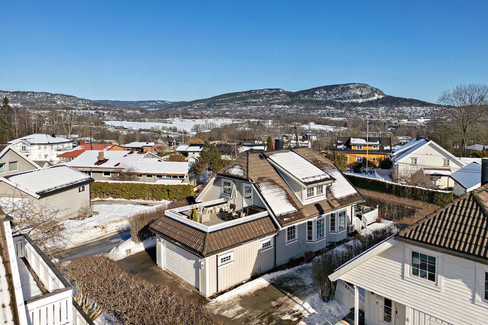 Her bor du i et rolig og familievennlig boligområde, med kort avstand til barnehager, skoler, offentlig transport og servicetilbud! Galleribilde