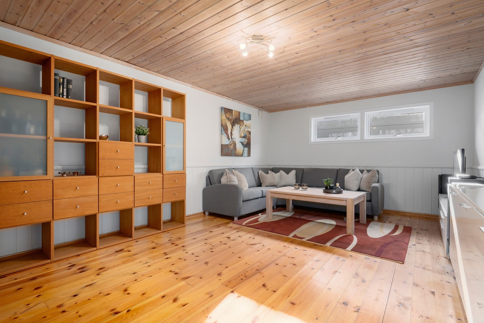 I boligens kjeller finner du en stor kjellerstue som enkelt kan fungere som stue nr. 2 med god plass til ønsket innredning Galleribilde